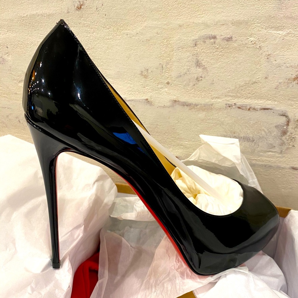 I’m selling a pair of Christian Louboutin peep toe size 12.